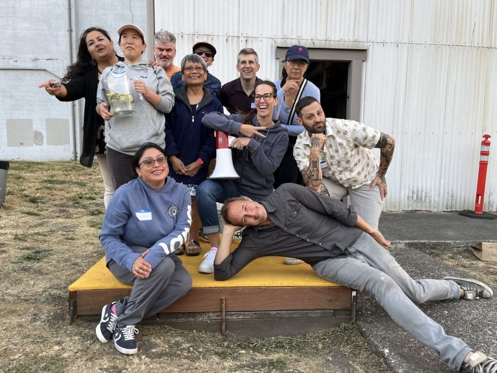 Eine Gruppe von Aktivist*innen der Kampagne gegen den King County Airport posiert für ein Foto